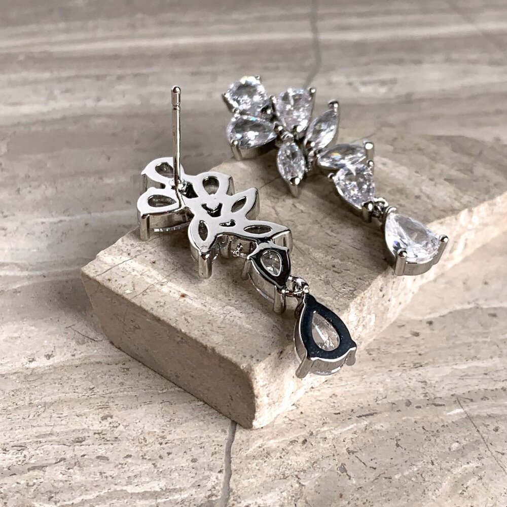 NEW~ Anthropologie APPLES & FIGS Fantasy Crystal-Cut Cluster Leaf Earrings - Picture 5 of 7